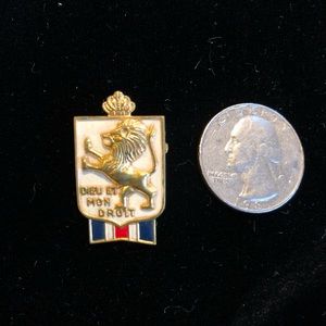 “Dieu et Mon Droit” WWII British collectors’ pin